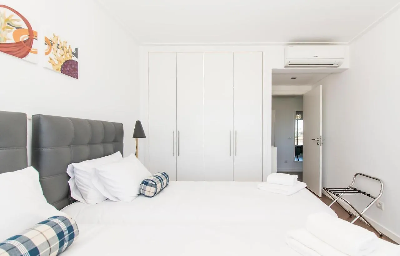 Metrocity One Bedroom Apartment - A/C & Swimming Pool Lisbona