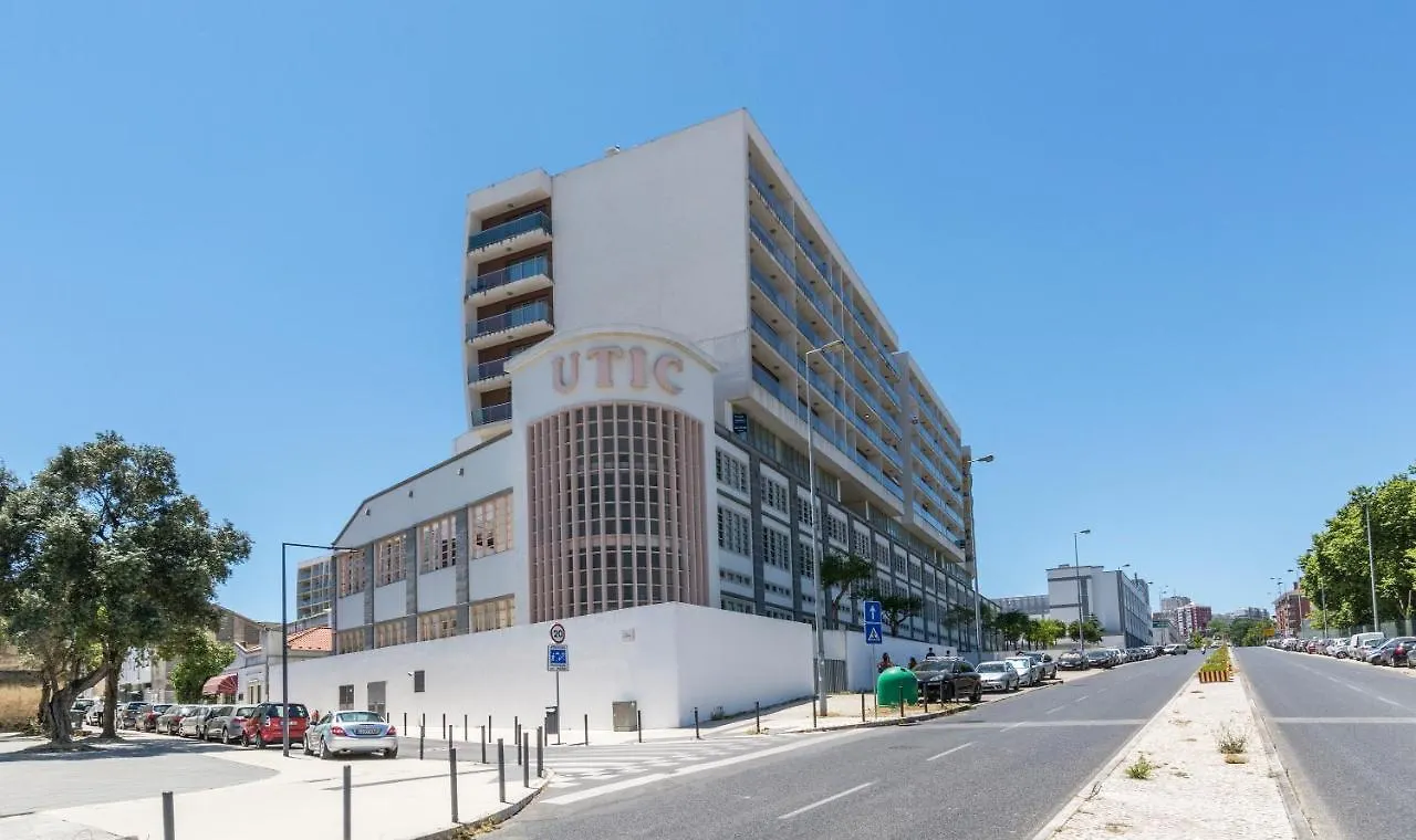 Metrocity One Bedroom Apartment - A/C & Swimming Pool Lisbona