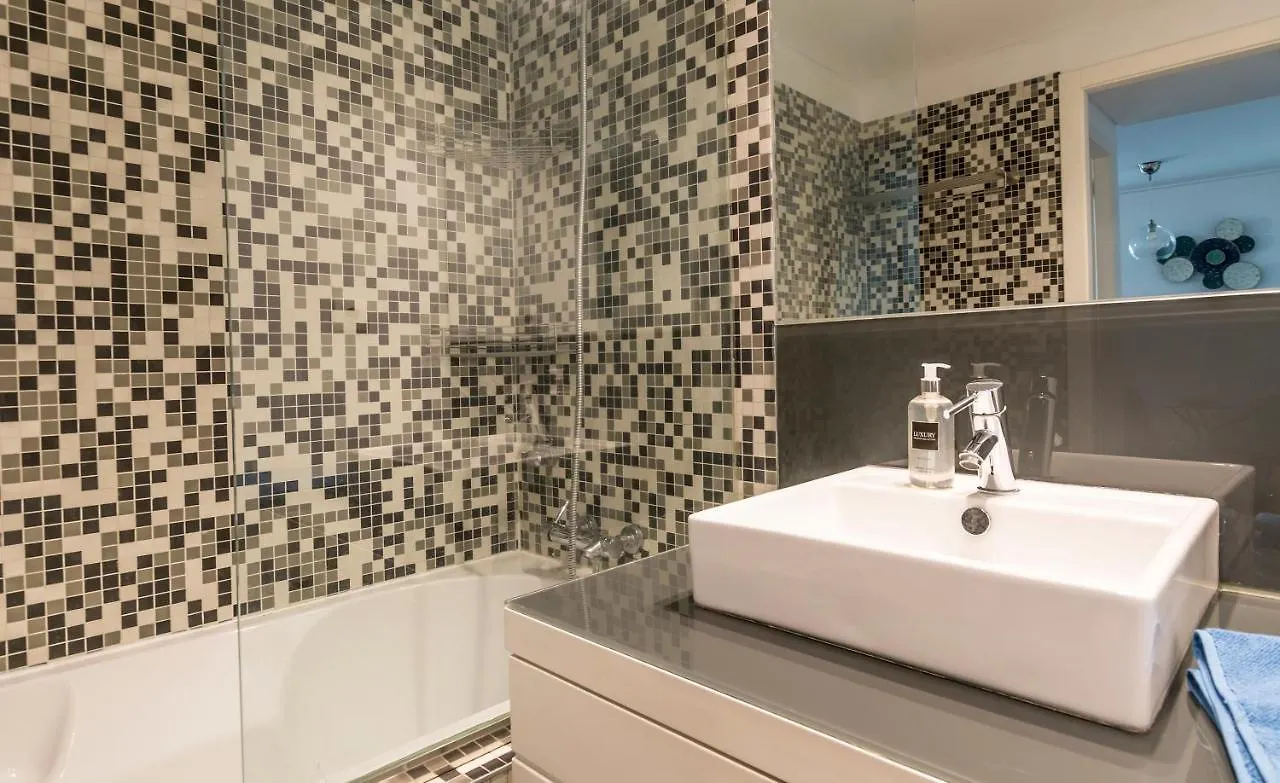 Metrocity One Bedroom Apartment - A/C & Swimming Pool Lisbona