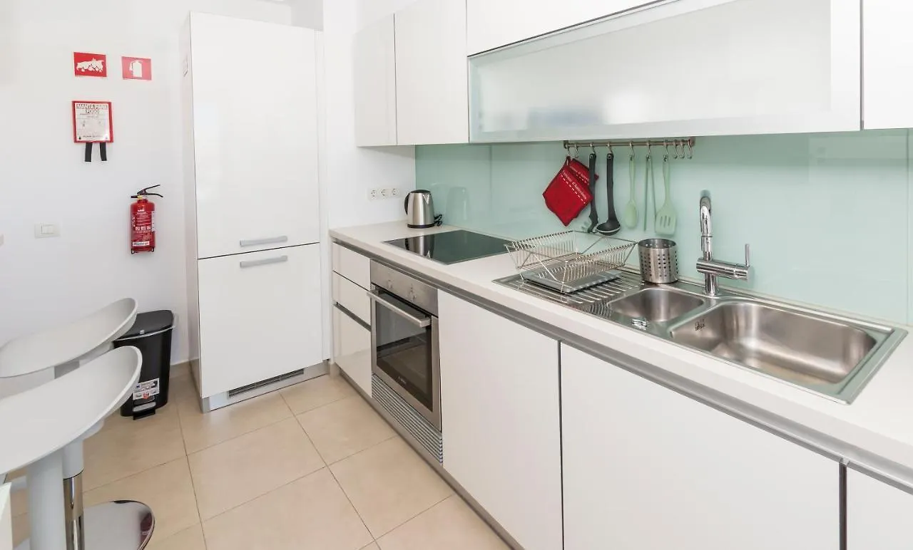 Metrocity One Bedroom Apartment - A/C & Swimming Pool Lisboa 0*,  Portugal